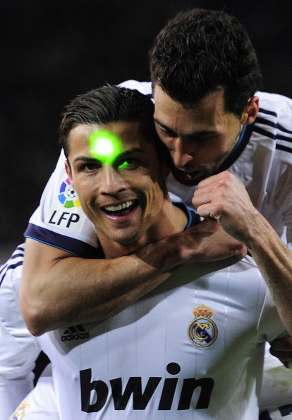 Tuy nhiên, Ronaldo vẫn bị một số fan quá khích chiếu đèn laser vào mặt...
